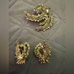 Vintage Signed HAR Gold Tone Rhinestone Floral Brooch Clip On Earrings SET